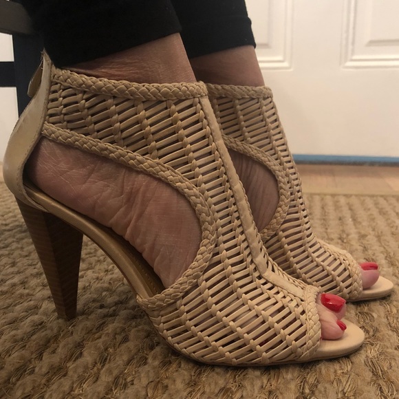 Vince Camuto Shoes - Vince Camuto Brand new leather woven front heel